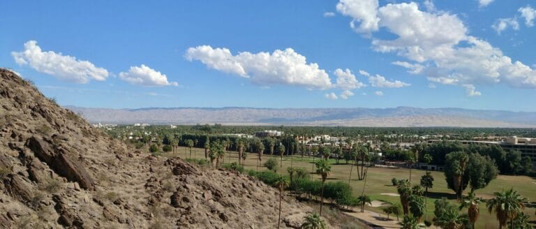 Panorama Palm Springs z widokiem na palmy, pola golfowe i góry San Jacinto