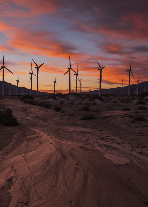 Farma wiatraków w Palm Springs o zachodzie słońca z widokiem na góry San Gorgonio